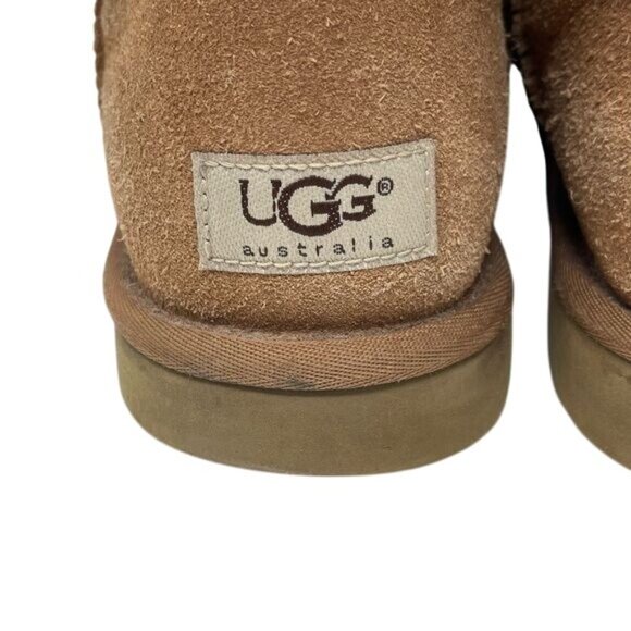 UGG Women’s Bailey Button, Women’s US 9, chestnut color, very good condition - Picture 2 of 13